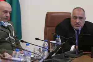 Премиерът създава паралелен щаб от лекари, за да съветват министрите