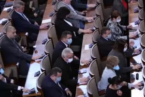 Парламентът подкрепи ветото на президента върху извънредния закон