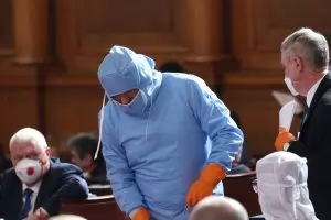 Депутати се презастраховаха срещу коронавируса (Галерия)