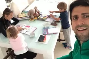 Джокович и Федерер зоват: Стойте у дома!