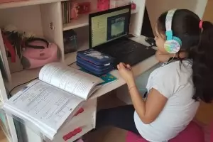 Дистанционното обучение продължава с писане на оценки