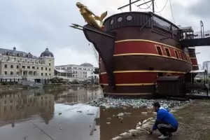 Скопие маха кораба на Груевски от р. Вардар