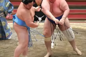 Победа №10 остави Аоияма лидер на "Хару башо"