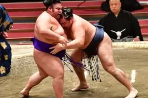 Двамата йокозуна се изравниха с Аоияма след втората му загуба