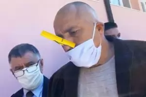 Видео на деня: Премиерът показва как НЕ се слага маска