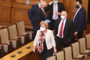 Депутатите лишиха над 270 души от заплати