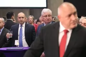 За един изстрел срещу Радев властта остана без заплати