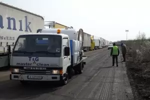 България затваря границата за хора и коли от Турция