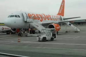 Самолетите на EasyJet  ще пътуват с празни средни седалки