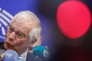 Шефът на евродипломацията отрича да се е поддал на натиск от Китай