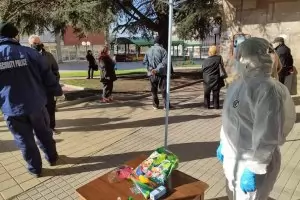 Костюмът уж е срещу COVID-19, но пропуска прах от кафе