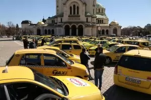 Таксиметрови шофьори излязоха на протест в центъра на София