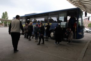Министерството на външните работи организира редовни автобусни линии за извозване на