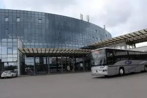 Автобусите тъпчат пътници без маски в разгара на ковид-кризата