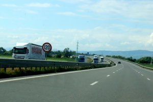 Работещи по ремонта на магистрала Тракия заплашиха с блокади на натоварени