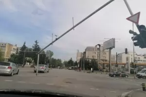 Светофар се наклони опасно на оживено кръстовище в София