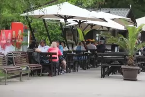 Малки хотелиери искат оставката на министър Ангелкова