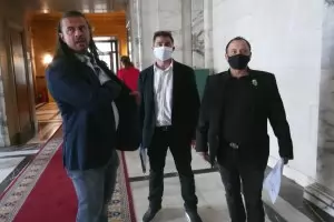 МЗ тича да изпълни и искане сервитьорите да не носят маски