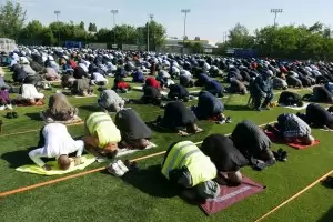 Мюсюлманите празнуват Рамазан Байрам извън джамиите