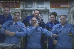 Руските космонавти поздравиха от МКС сънародниците си 