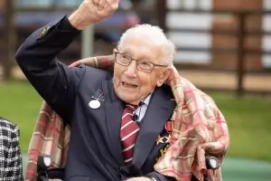 100-годишният герой капитан Том почина от ковид