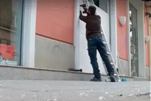 Жена влезе с автомобила си в магазин в центъра на София