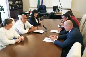 За броени минути Борисов свали и качи ДДС за основните храни