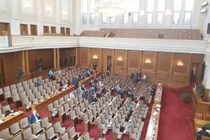 Коронавирусът форсира преместването на депутатите в новата зала 