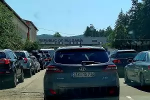 Прибиращи се гастарбайтери запушиха ГКПП "Калотина"