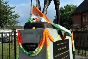 Англичани напират да съборят и паметник на Махатма Ганди