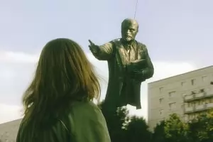 Паметници почнаха да падат и на изток