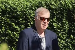 Сираков дължи общински данък за акциите на "Левски"