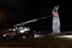 Чикаго махна паметник на Колумб посред нощ 