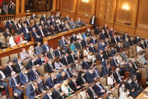Българите са разделени в позицията си за незабавна оставка на