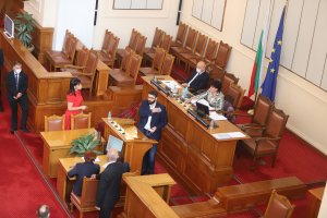 Тежък скандал избухна в Народното събрание между управляващите и опозицията
