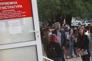 Втори ден се вият опашки пред лабораториите за PCR тест