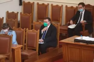 Правителството обеща „холистичен подход” към кризата