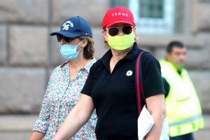 Носенето на предпазна маска остава задължително на закрити обществени места