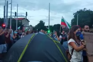 29-и ден протести: В Пловдив блокираха с палатки ключово кръстовище