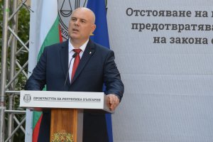 Какво правят българските прокурори когато началникът им обяснява публично че години наред не