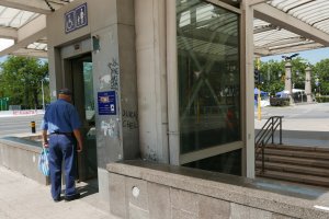 Проблемите с достъпността на станциите на метрото в София остават
