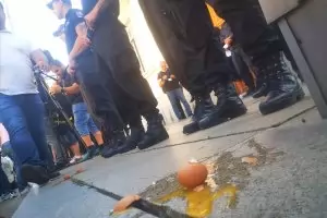 Стотният ден. На площада яйцето е по-главно от кокошката