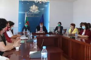 Здравният министър отвори торбата с обещанията за 2021 г.