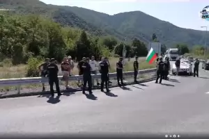 Недоволни граждани блокираха пътя към Гърция при Кресна
