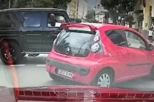 Столичен шофьор на джип се саморазправя като в Дивия запад (видео)