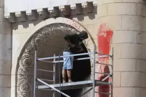 Съд пусна младежа, който атакува Съдебната палата с червена боя