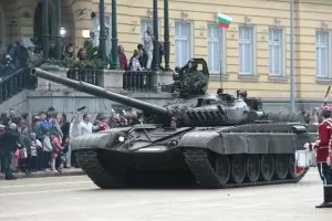 Каракачанов започва модернизацията и на 40 танка Т-72