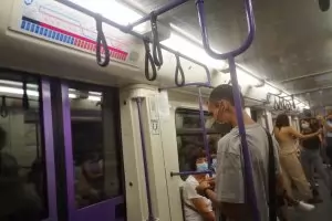 Полицай ударил и влачил по земята ученик без маска в метрото