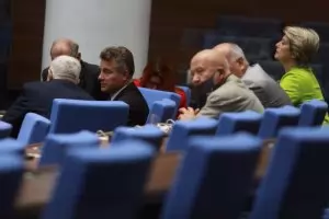 Здравният министър се оплете за маските на депутатите