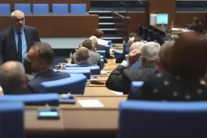 ГЕРБ и БСП обърнаха на политика дори закона за жестовия език